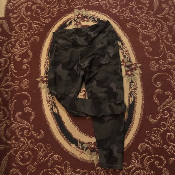 Old Navy Active size large camouflage leggings, soft and comfortable for workout - Picture 1 of 6